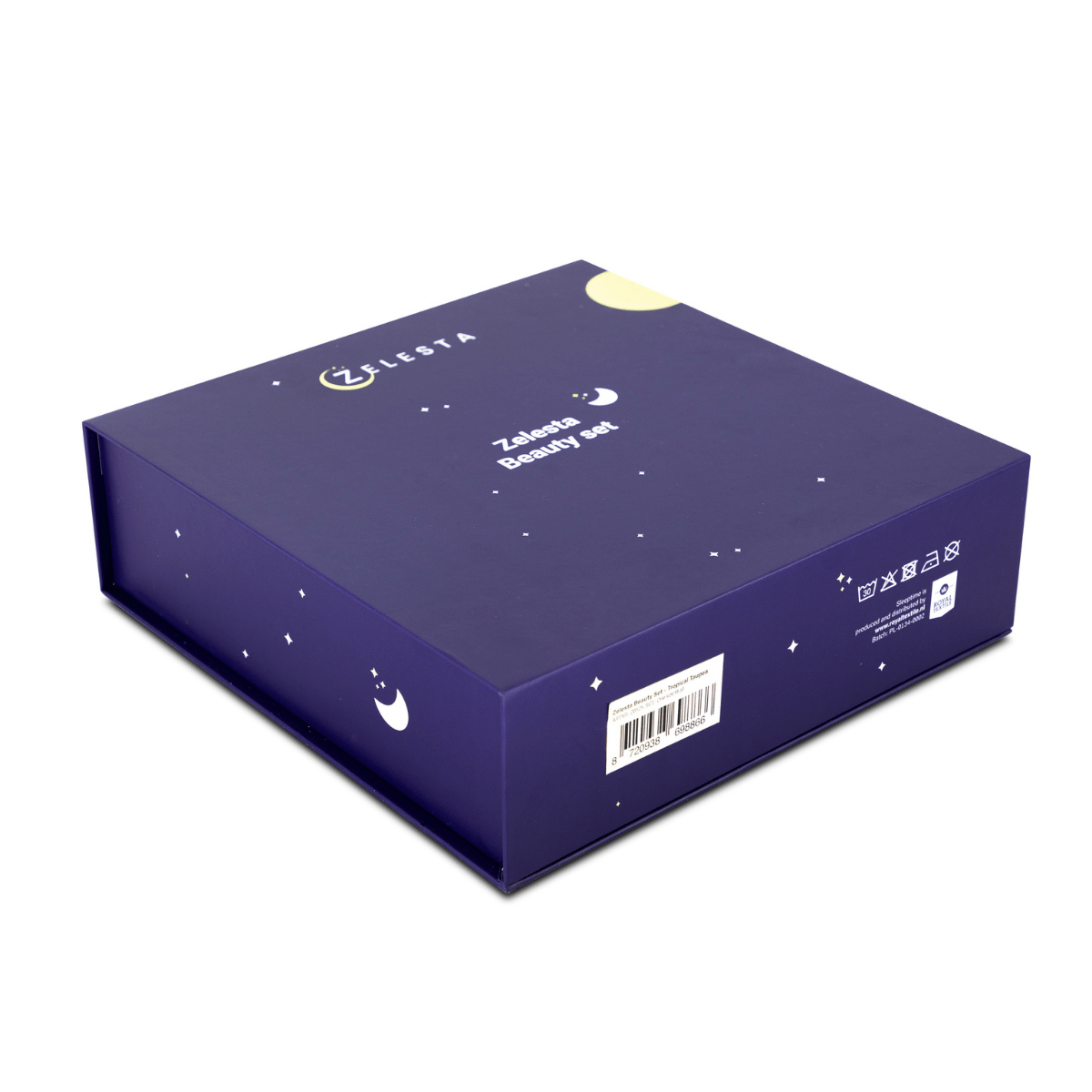 Een vierkante, blauwe doos met het label Zelesta Sleeping Beauty Set - Bliss Blue met hemelse motieven is afgebeeld op een witte achtergrond - bevat een anti-verouderings Mulberry zijden kussensloop voor een luxe touch.