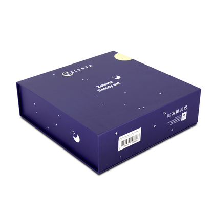 Een vierkante, blauwe doos met het label Zelesta Sleeping Beauty Set - Bliss Blue met hemelse motieven is afgebeeld op een witte achtergrond - bevat een anti-verouderings Mulberry zijden kussensloop voor een luxe touch.