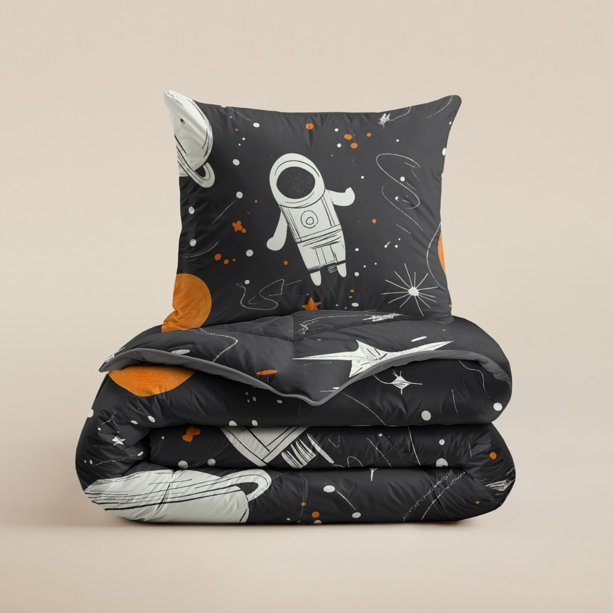 Het Zelesta Kiddybed Katoen - Space Man is een zwart dekbed en kussenset met witte en oranje illustraties van astronauten, planeten en sterren - ideaal als wasbaar kinderdekbed voor anti-allergisch beddengoed.