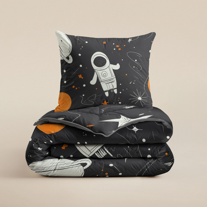 Het Zelesta Kiddybed Katoen - Space Man is een zwart dekbed en kussenset met witte en oranje illustraties van astronauten, planeten en sterren - ideaal als wasbaar kinderdekbed voor anti-allergisch beddengoed.