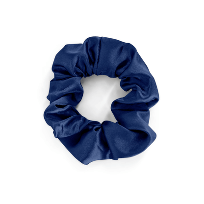 De Zelesta Sleeping Beauty Set - Bliss Blue, een marineblauwe satijnen scrunchie met anti-verouderingsvoordelen, wordt getoond tegen een effen witte achtergrond.