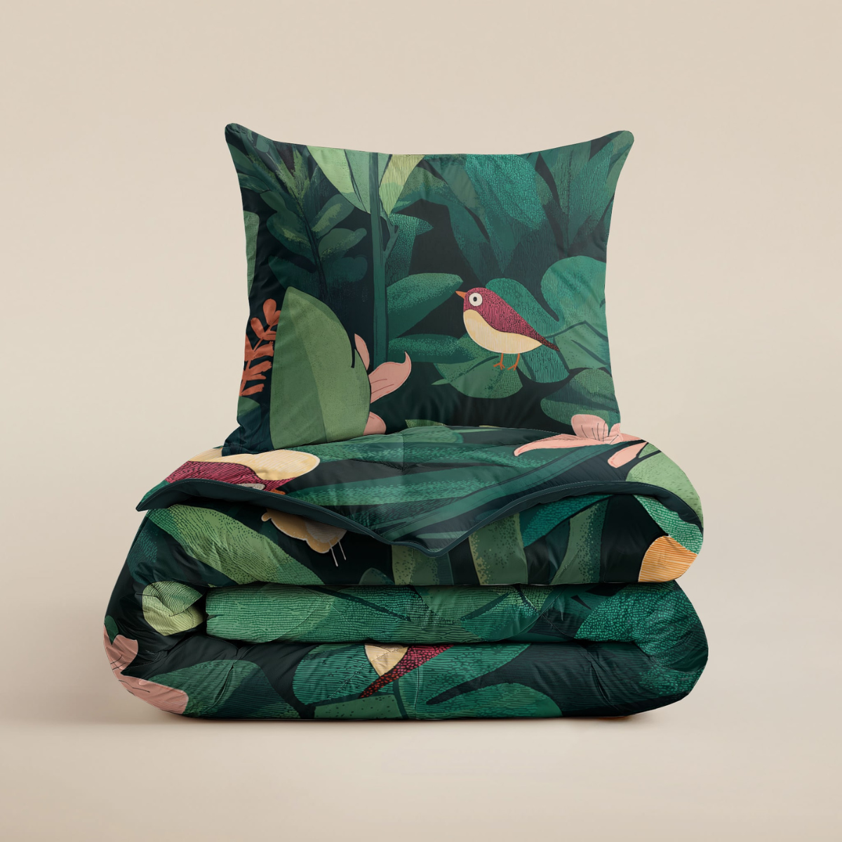 Een opgevouwen Zelesta Kiddybed Katoen - Jungle Journey set met kussen, beide met een botanisch patroon van groene bladeren en kleine vogeltjes, tegen een effen beige achtergrond.
