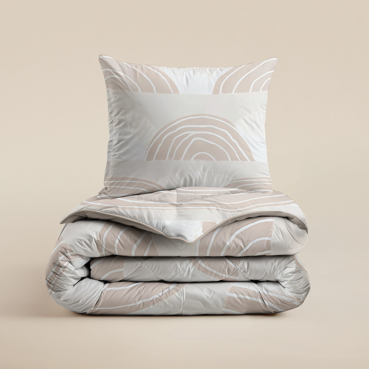 Het Zelesta Kiddybed Katoen - Dune Dreams heeft een netjes opgevouwen, anti-allergisch dekbed en kussen met een minimalistisch beige en wit boogpatroon - ideaal voor elk wasbaar kinderbed.