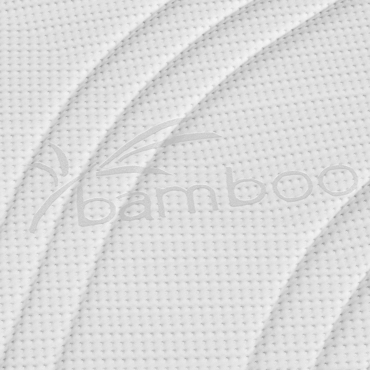 Close-up van de witte structuurstof van Topdekmatras - Comfortschuim Bamboe Tijk, met een bamboe label in reliëf, bladmotief, gebogen lijnen en stippenpatroon. Het huisstofmijtwerende materiaal biedt extra comfort en hygiëne.