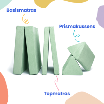 Drie Moon Creme BAAAP speelbankschuimmatten-Basismatras, Topmatras en Prismakussens-staan rechtop en leunend, perfect voor kinderen en speelplezier, tegen een witte achtergrond met kleurrijke abstracte vormen.