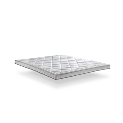 De Silver Line Split Topper - Hybrid Koudschuim is een witte, gewatteerde matrastopper met een ruitpatroon, gemaakt van natuurlijke materialen voor stevige ondersteuning, afgebeeld op een effen witte achtergrond.