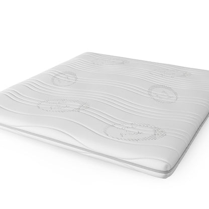 De Topdekmatras - NASA Schuim Cool Fresh Tijk is wit en rechthoekig, met een golvend oppervlak en subtiele cirkelpatronen. De cool fresh tijk biedt extra comfort en drukverlagende ondersteuning.