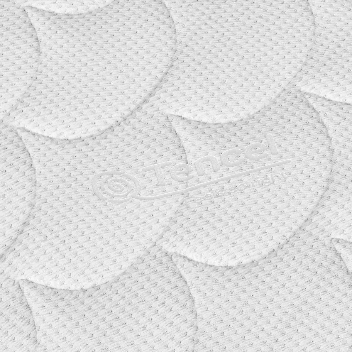 Close-up van de witte, gestructureerde hoes van de Topdekmatras - Comfortschuim Tencel Tijk met bladmotieven en het Tencel Feels so right-logo in reliëf in het midden. De huisstofmijtwerende tijk zorgt voor extra comfort en hygiëne.