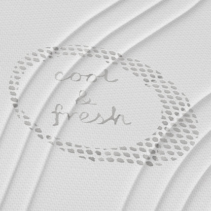 Gestructureerde witte stof met "cool & fresh" in cursief en een gestippeld ovaal patroon - ideaal voor de Topdekmatras - Comfortschuim Cool Fresh Tijk, ontworpen om huisstofmijtwerend te zijn.