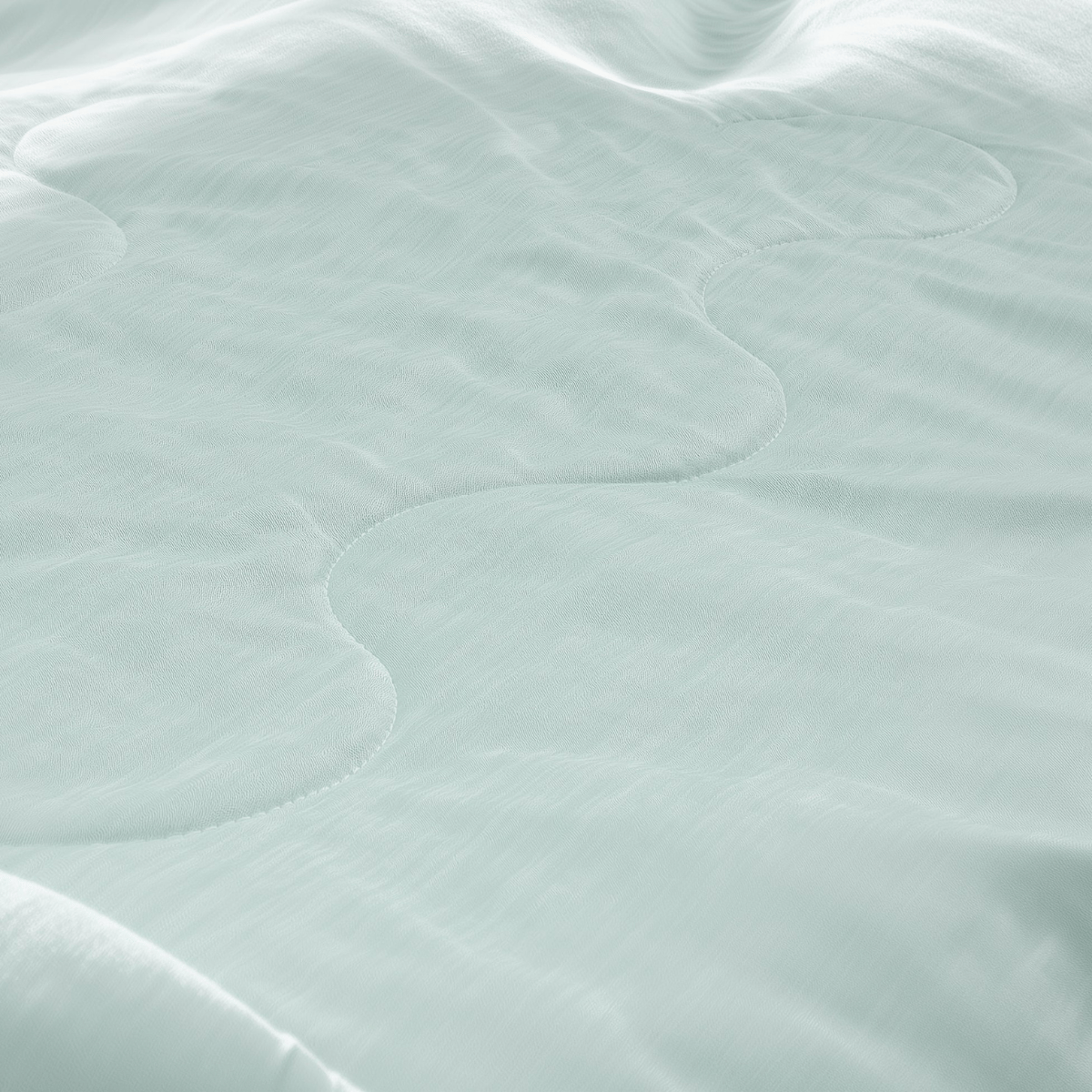 Close-up van de Zelesta Cooling Blanket in mintgroen, met een doorgestikt ontwerp met golvende stiksels die de koele textuur en subtiele schaduwen benadrukken.