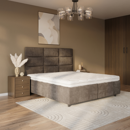 Een moderne slaapkamer met een groot gestoffeerd bed met de Topdekmatras - NASA Schuim Tencel Tijk voor comfort, twee houten nachtkastjes, abstracte muurkunst, een kroonluchter en een neutraal vloerkleed op een houten vloer.