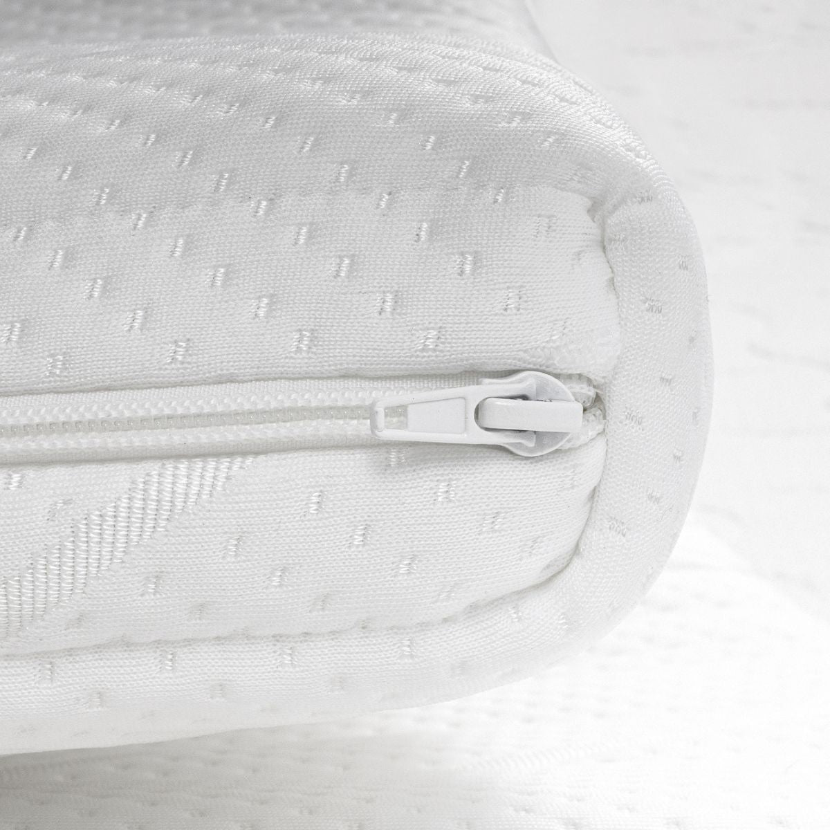 Close-up van de Silver Line Topper - NASA Traagschuim, met een witte hoes met textuur en zichtbare rits, ontworpen om gezond te slapen en drukverlagende ondersteuning te bieden.