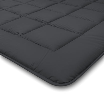 Close-up van het Zelesta Comfort Duo Dekbed in zacht zwart met vierkante quilting, met een glad oppervlak - ideaal als laag voor alle seizoenen onder klassieke dekbedden, getoond op een witte achtergrond.