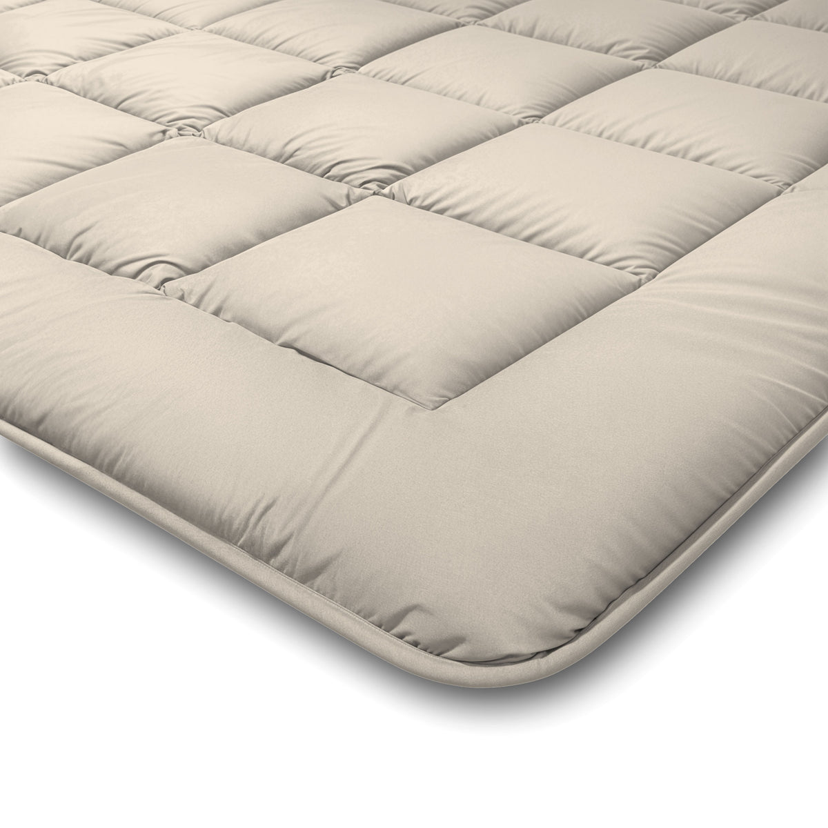Close-up van het Zelesta Comfort Duo Dekbed in taupe & champagne, met een glad, zacht oppervlak en vierkant gestikt patroon, geïnspireerd op klassieke dekbedden voor comfort het hele seizoen door.