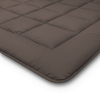Close-up van het Zelesta Comfort Duo Dekbed in chocolade bruin & mokka met vierkant quiltwerk en een vaste hoes, getoond op een witte achtergrond.