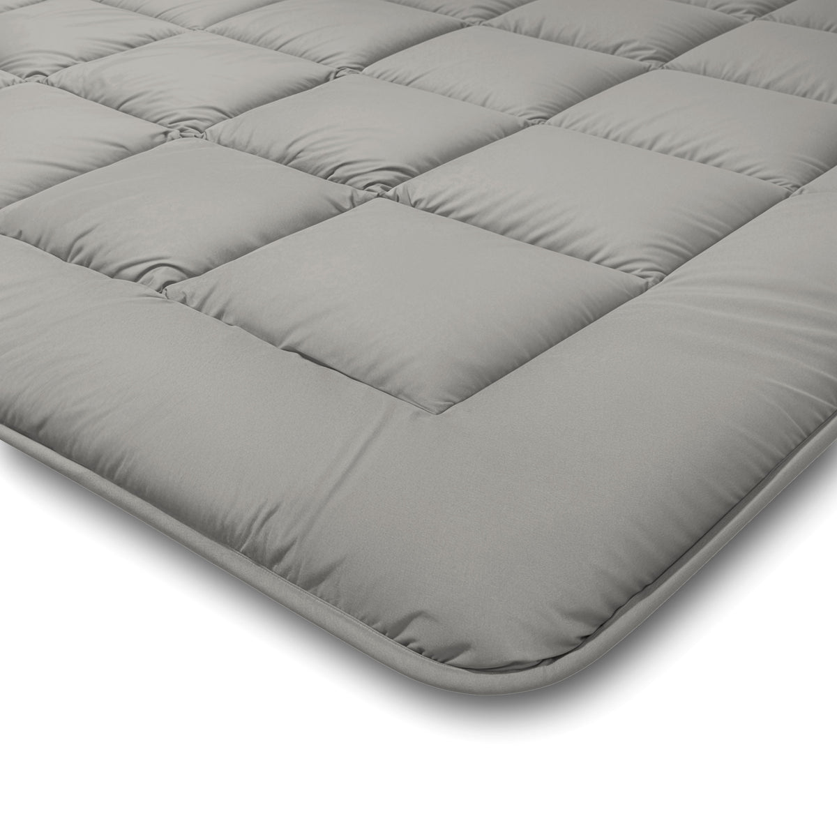 Close-up van het Zelesta Comfort Duo Dekbed in grijs, met een gewatteerd, vierkant gestikt ontwerp en zachte stof - perfect voor comfort het hele seizoen door.