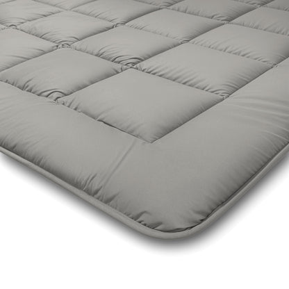 Close-up van het Zelesta Comfort Duo Dekbed in grijs, met een gewatteerd, vierkant gestikt ontwerp en zachte stof - perfect voor comfort het hele seizoen door.