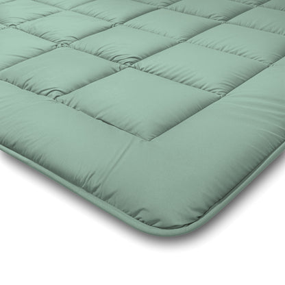 Close-up van het Zelesta Comfort Duo Dekbed in mint en lichtgroen, met een gewatteerd ontwerp met zachte vulling en een gestikt vierkant patroon voor comfort het hele seizoen door.
