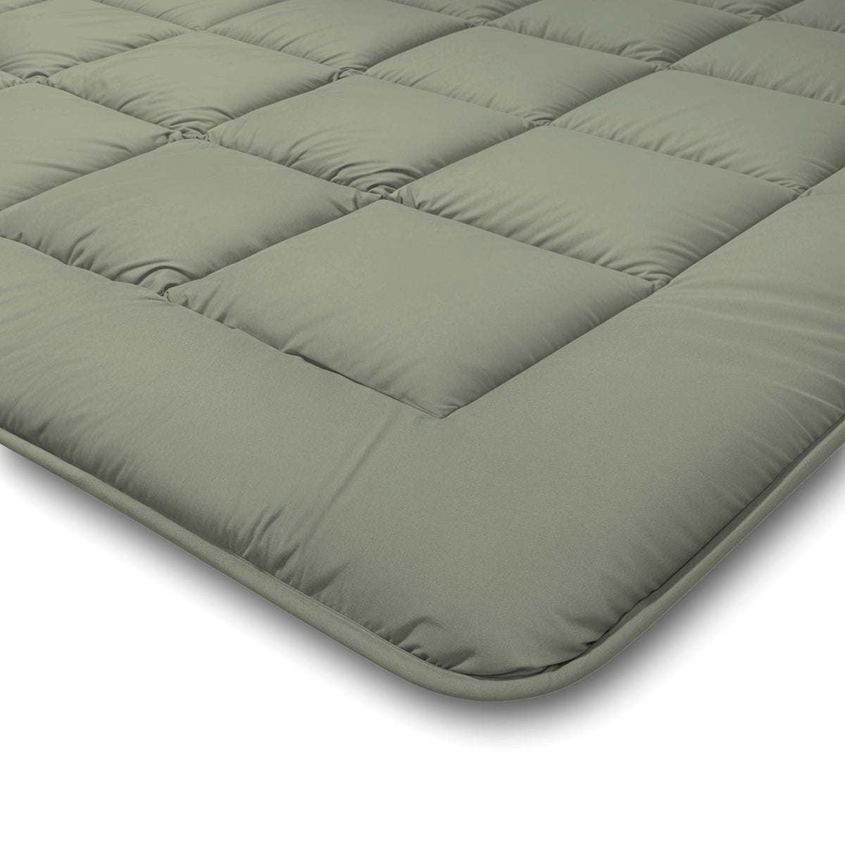 Close-up van het Zelesta Comfort Duo Dekbed in olijfgroen en crème, met nette stiksels en een zacht, gedempt oppervlak - perfect als laag voor het hele seizoen of als veelzijdig overtrek voor klassieke dekbedden.