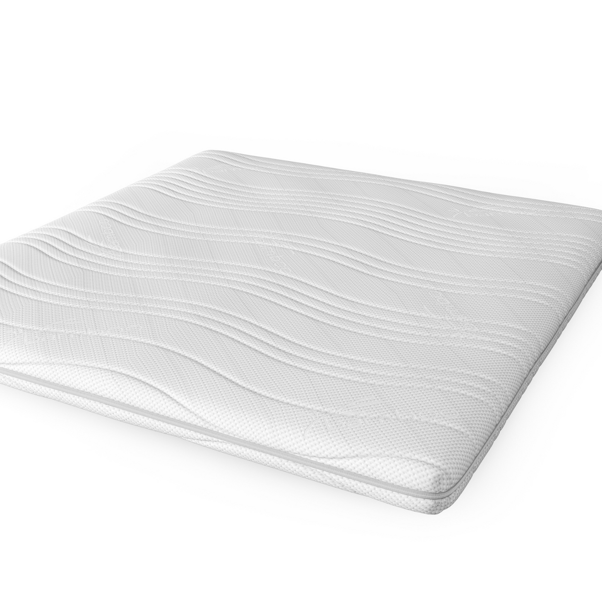 De Topdekmatras - Comfortschuim Bamboe Tijk, met een wit golvend dessin, is afgebeeld op een effen witte achtergrond en biedt uitstekende drukverlichting voor een goede nachtrust.