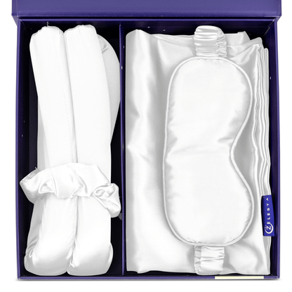 De Zelesta Sleeping Beauty Set - Wonderful White heeft witte zijden slaapaccessoires: een Mulberry zijden kussensloop, anti-aging slaapmasker en twee scrunchies, allemaal netjes gerangschikt in aparte compartimenten.