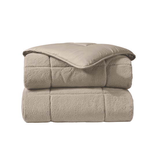Een Zelesta Teddybed - Taupe is netjes opgevouwen en toont zijn zachte teddystof-textuur en gladde bovenrand.