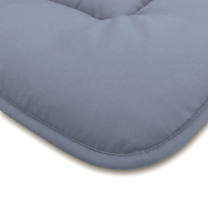 Close-up van een grijs, rechthoekig kussen met afgeronde hoeken en zichtbare stiksels, dat doet denken aan het Zelesta Comfort Duo Dekbed in ijsblauw & zachtblauw.