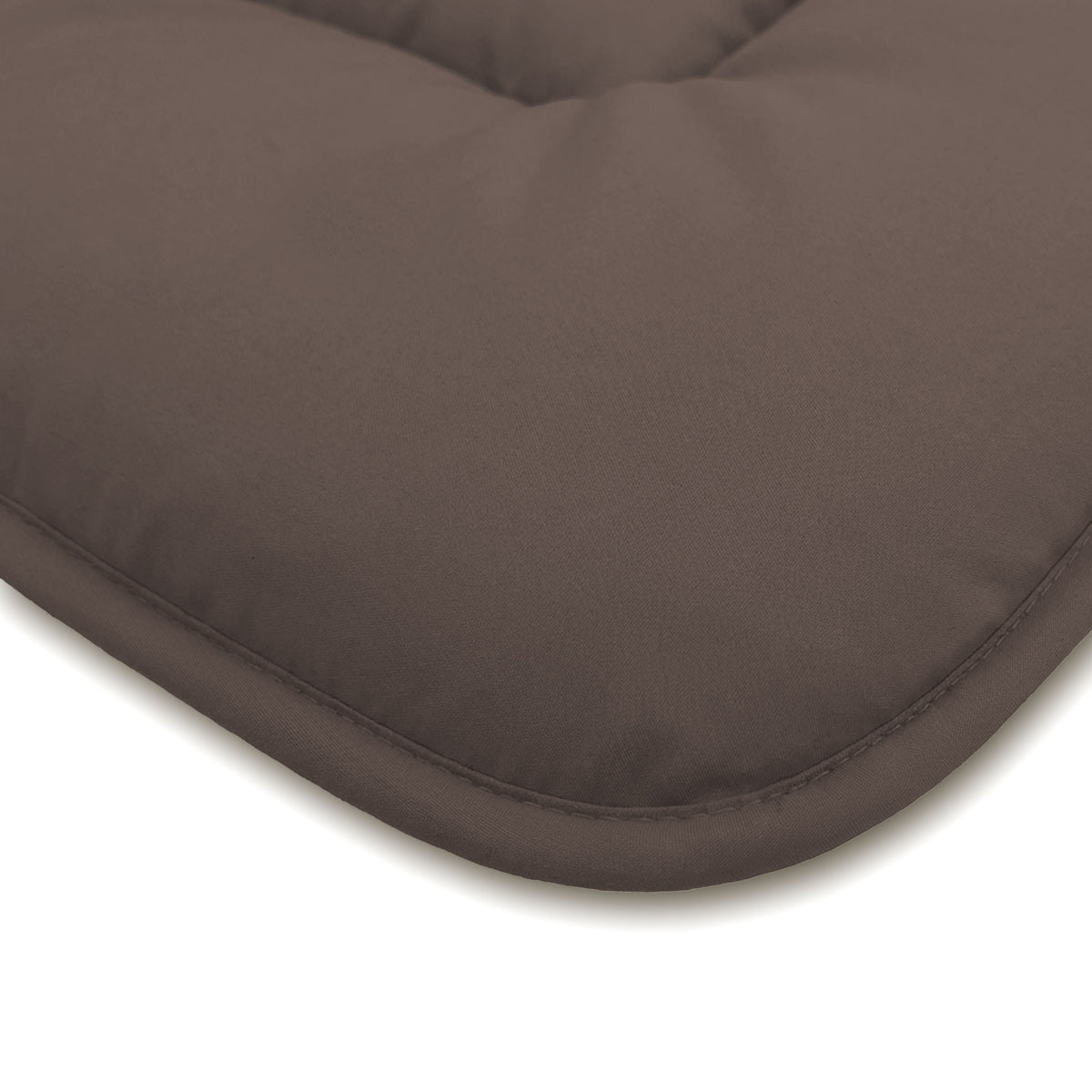 Close-up van het Zelesta Comfort Duo Dekbed in chocolade bruin & mokka, met een rechthoekige vorm met afgeronde hoeken en zichtbare randstiksels - ideaal om te combineren met een vaste overkapping of klassieke dekbedden.