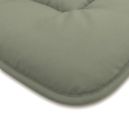 Close-up van het Zelesta Comfort Duo Dekbed in olijfgroen & crème, met een rechthoekige vorm met afgeronde hoeken, zichtbare stiksels en een zacht, all-season overtrek voor knus comfort.