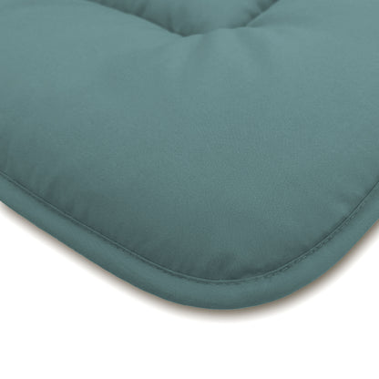 Close-up van een groenblauw, gewatteerd kussen met zichtbare stiksels en een glad oppervlak, dat doet denken aan de zachtheid van het Zelesta Comfort Duo Dekbed - Mineraal & Licht blauw.