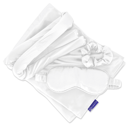 De Zelesta Sleeping Beauty Set - Wonderful White bestaat uit een kussensloop van moerbeizijde, slaapmasker, scrunchie en een onderlaken met een blauw merklabel, gemaakt voor luxueus comfort en anti-verouderingsvoordelen.