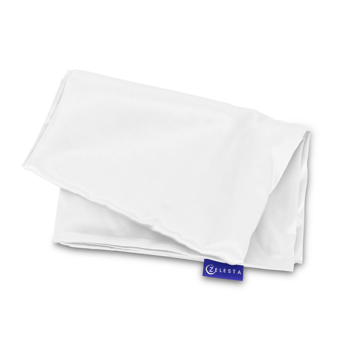 Gevouwen witte doek met een blauw Zelesta label op een effen achtergrond - perfect als de Zelesta Sleeping Beauty Set - Wonderful White, een luxe Mulberry zijden kussensloop voor anti-aging voordelen.