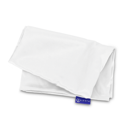 Gevouwen witte doek met een blauw Zelesta label op een effen achtergrond - perfect als de Zelesta Sleeping Beauty Set - Wonderful White, een luxe Mulberry zijden kussensloop voor anti-aging voordelen.