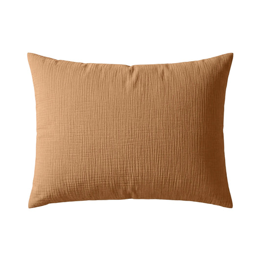 De Japandibed Katoen Mousseline Kussensloop Set van 2 in Terra heeft zachte, gestructureerde kussenslopen in effen lichtbruin, perfect om comfort en stijl toe te voegen aan je Japandi bed, afgebeeld op een witte achtergrond.