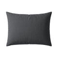 De Japandibed Katoen Mousseline Kussensloop Set van 2 in antraciet, afgebeeld tegen een witte achtergrond, is perfect om comfort en Japandi stijl aan je bed toe te voegen.