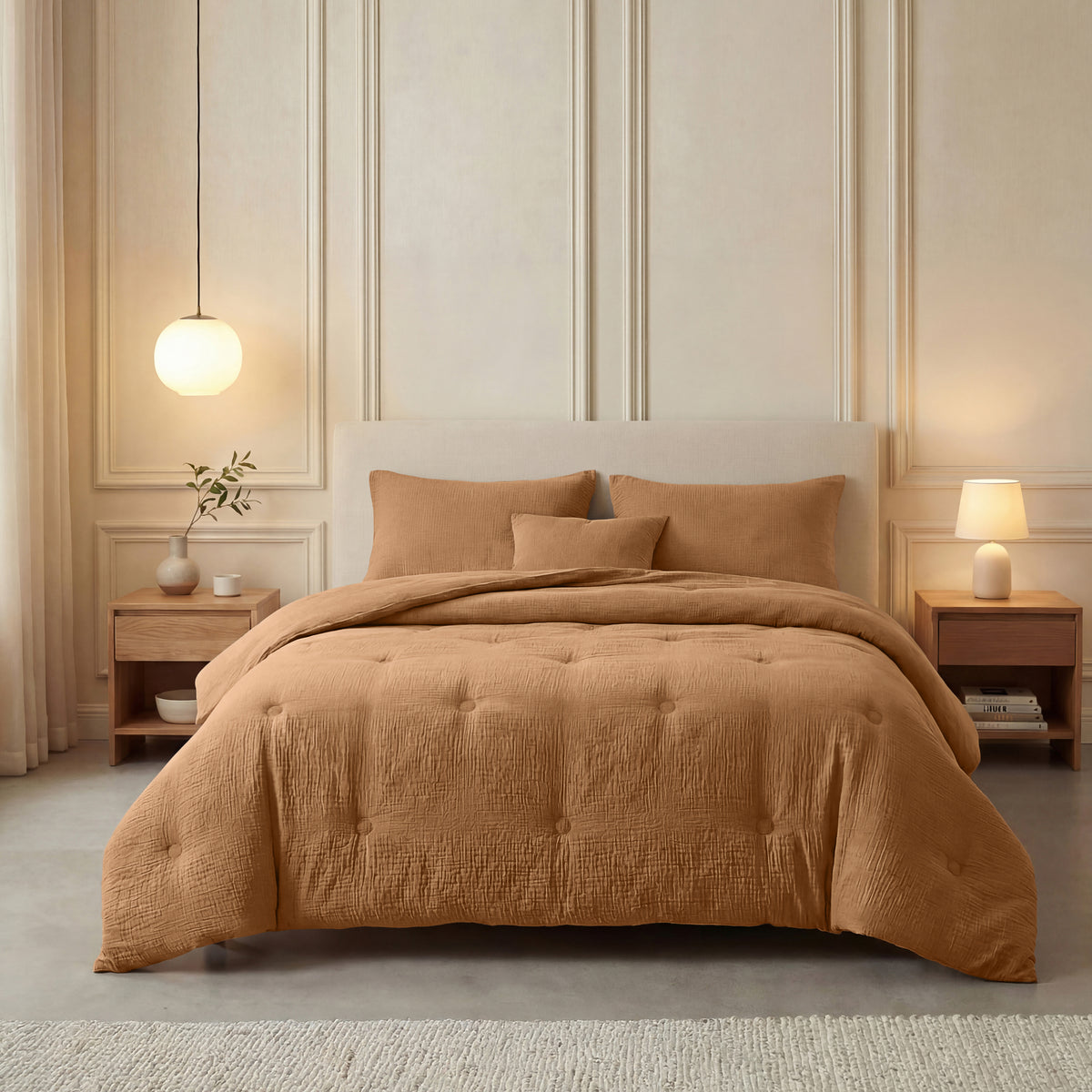 Een netjes opgemaakt bed met de Zelesta Japandibed Katoen Mousseline - Terra en kussens, geflankeerd door twee houten nachtkastjes met lampen en decor, in een neutraal getinte slaapkamer.