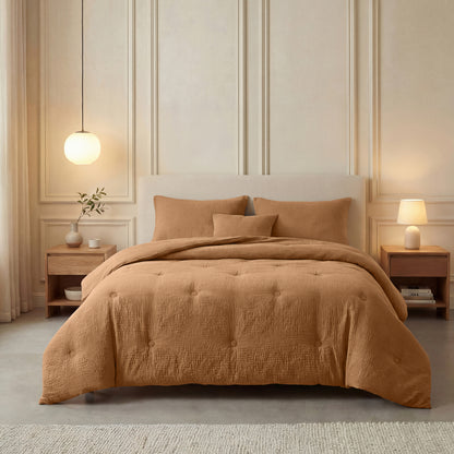 Een netjes opgemaakt bed met de Zelesta Japandibed Katoen Mousseline - Terra en kussens, geflankeerd door twee houten nachtkastjes met lampen en decor, in een neutraal getinte slaapkamer.