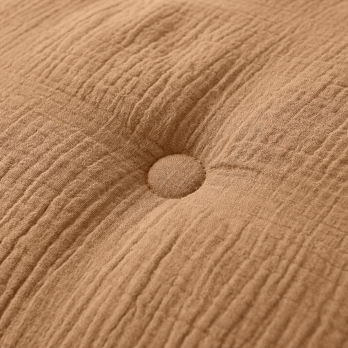 Close-up van een Zelesta Japandibed Katoen Mousseline kussen in terra, met bruine structuurstof en een enkele knoopsluiting in het midden.