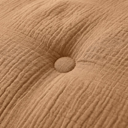 Close-up van een Zelesta Japandibed Katoen Mousseline kussen in terra, met bruine structuurstof en een enkele knoopsluiting in het midden.