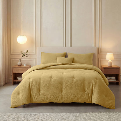 Een keurig opgemaakt bed met de Zelesta Japandibed Katoen Mousseline in oker, geflankeerd door houten nachtkastjes met lampen, in een neutraal getinte, elegante slaapkamer.