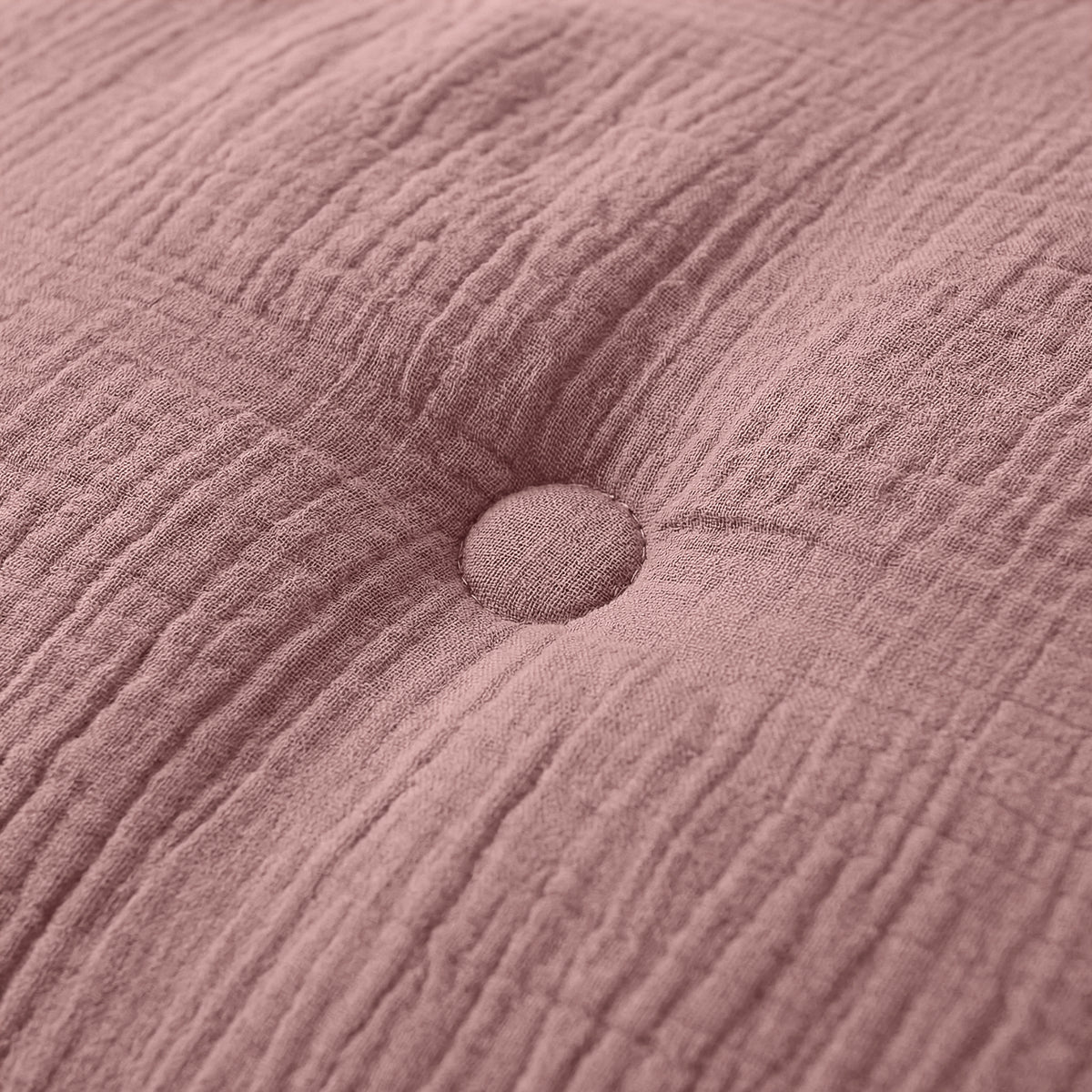 Close-up van het Zelesta Japandibed Katoen Mousseline - Old Pink kussen, met een gestructureerde mauve tint, centrale knoopjes en zacht mousseline katoen - perfect als aanvulling op elke Japandibed stijl.