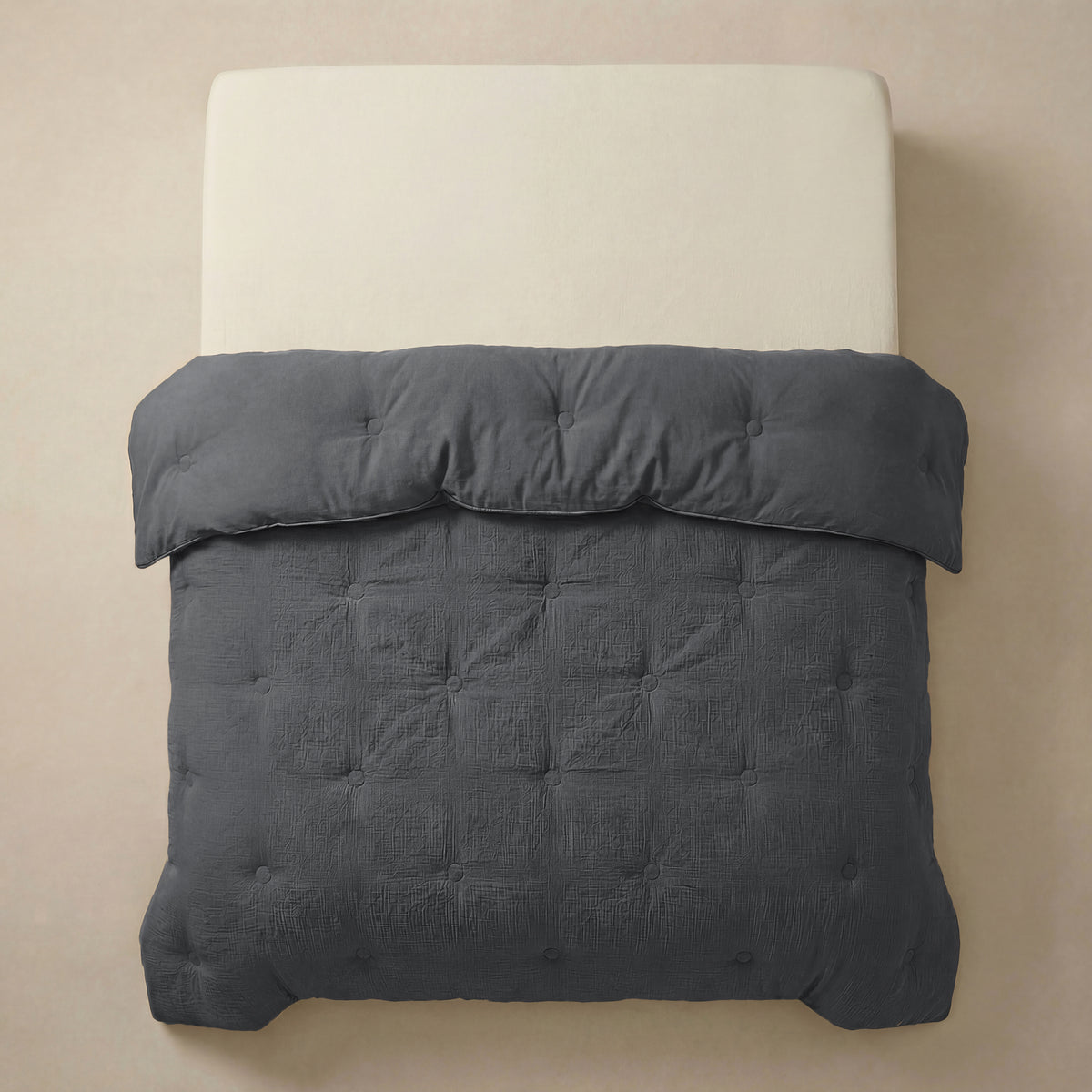 Bovenaanzicht van een netjes opgemaakt bed met de Zelesta Japandibed Katoen Mousseline - Antraciet op een neutrale achtergrond.