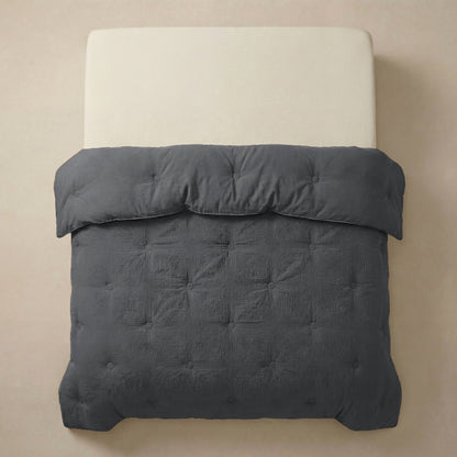 Bovenaanzicht van een netjes opgemaakt bed met de Zelesta Japandibed Katoen Mousseline - Antraciet op een neutrale achtergrond.
