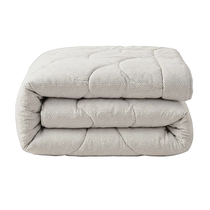 De Zelesta Flanel Luxe - Creme is een lichtgrijs, gewatteerd microvezel dekbed met een subtiel geometrisch patroon, netjes gevouwen en gestapeld op een witte achtergrond.