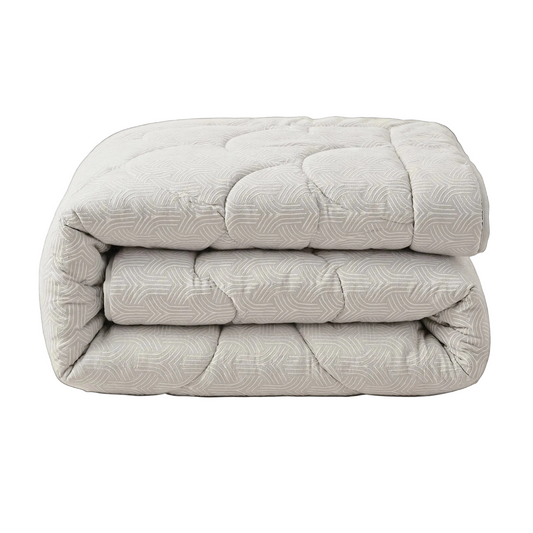 De Zelesta Flanel Luxe - Creme is een lichtgrijs, gewatteerd microvezel dekbed met een subtiel geometrisch patroon, netjes gevouwen en gestapeld op een witte achtergrond.