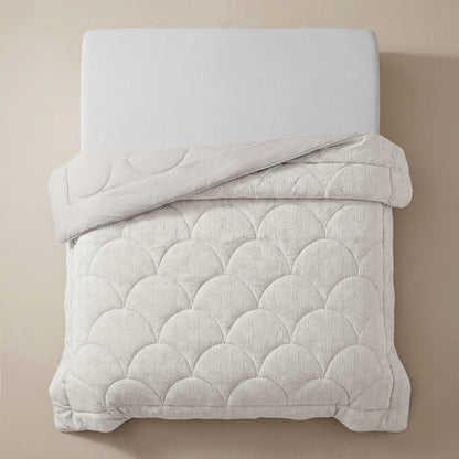 Een opgemaakt bed met een wit hoeslaken en een lichtgrijs dekbed met schulprand van boven - perfect om te combineren met het Zelesta Flanel Luxe - Creme microvezel dekbed voor extra comfort.