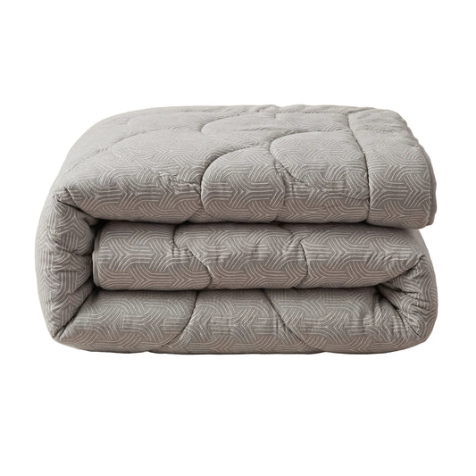 Het Zelesta Flanel Luxe - Taupe & Grijs dekbed is gevouwen afgebeeld, met een lichtgrijze kleur en een subtiel geometrisch patroon tegen een witte achtergrond.