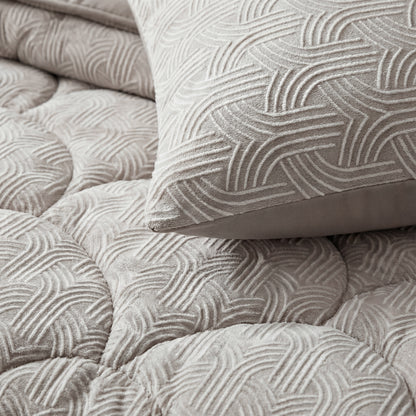 Close-up van het Zelesta Flanel Luxe - Taupe & Grijs kussen en sprei in lichtgrijs met een verhoogd geometrisch patroon, ideaal om te combineren met een temperatuurregulerend dekbed voor maximaal comfort.