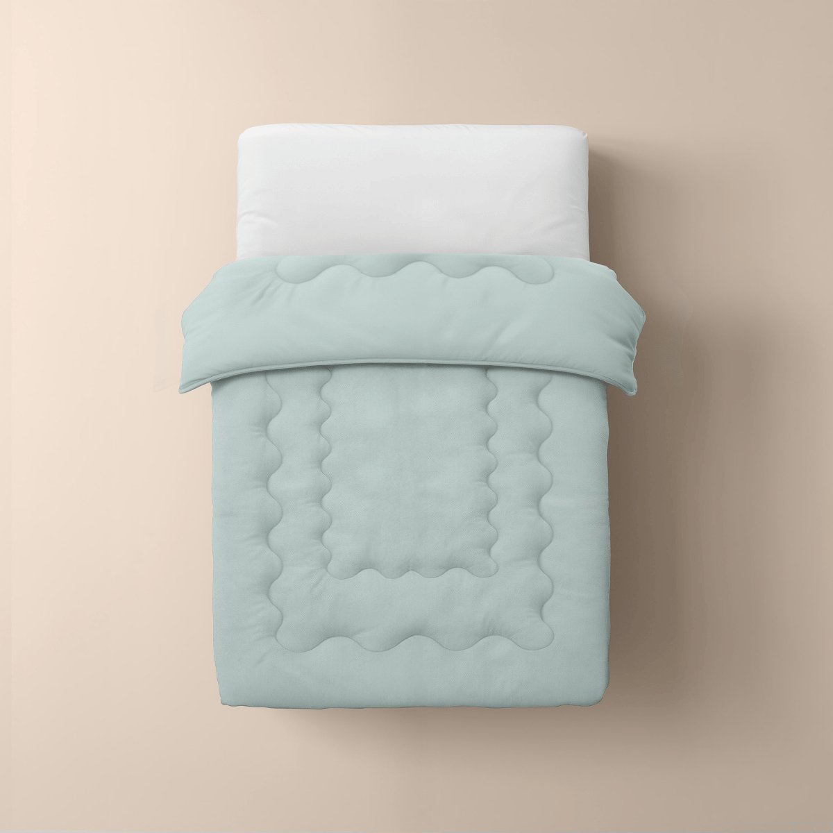 Een netjes opgemaakt eenpersoonsbed heeft een wit kussen en de mintgroene Zelesta Cooling Blanket, gewatteerd voor comfort, tegen een effen beige achtergrond voor een frisse en uitnodigende look.