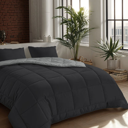 Een moderne slaapkamer met grote ramen, twee potplanten, een zwart en grijs dekbed met luxe accenten, gestapelde boeken op de vloer en Zelesta Comfort Duo Kussensloop - Zacht zwart voor extra comfort.